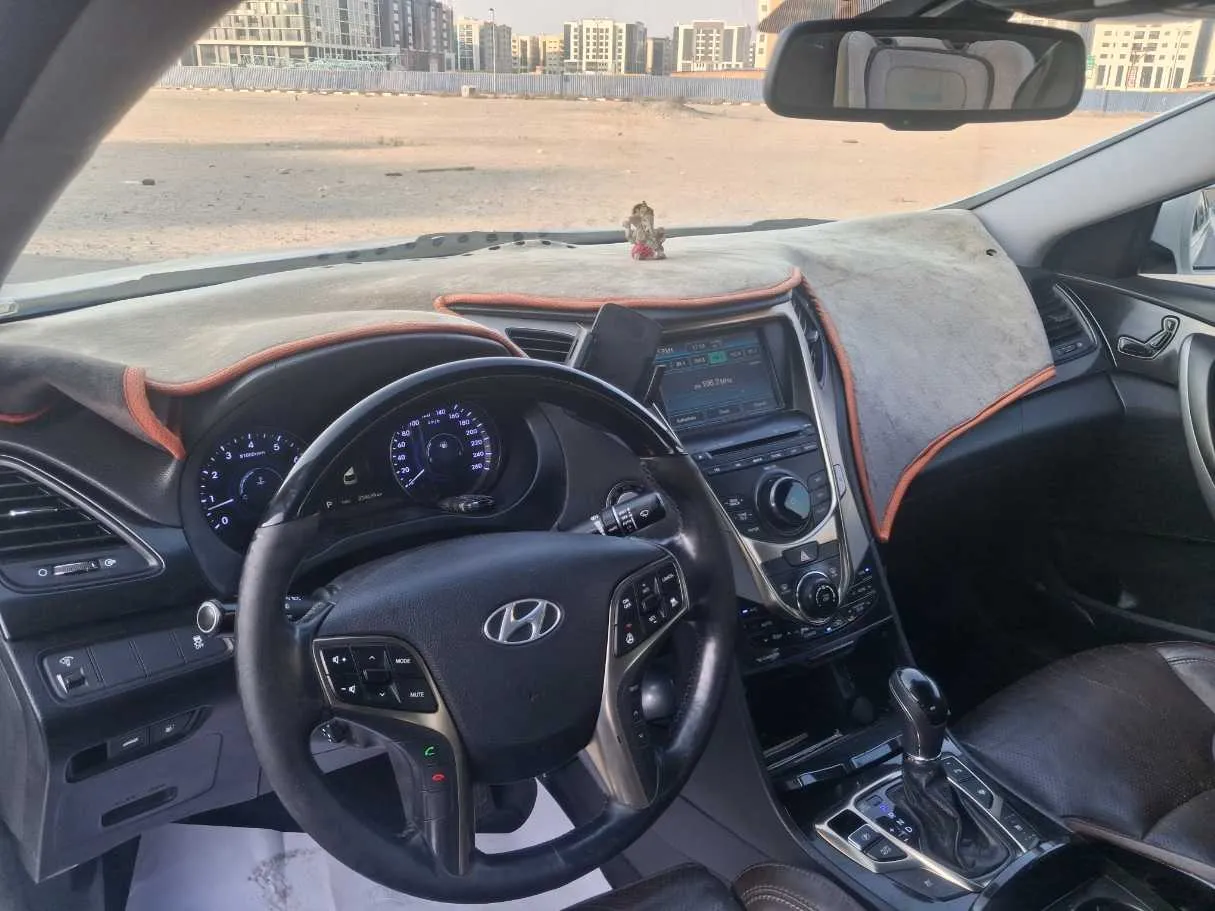 Car image 11