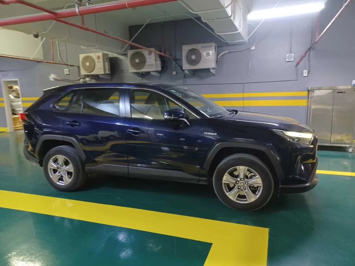 Car image 4