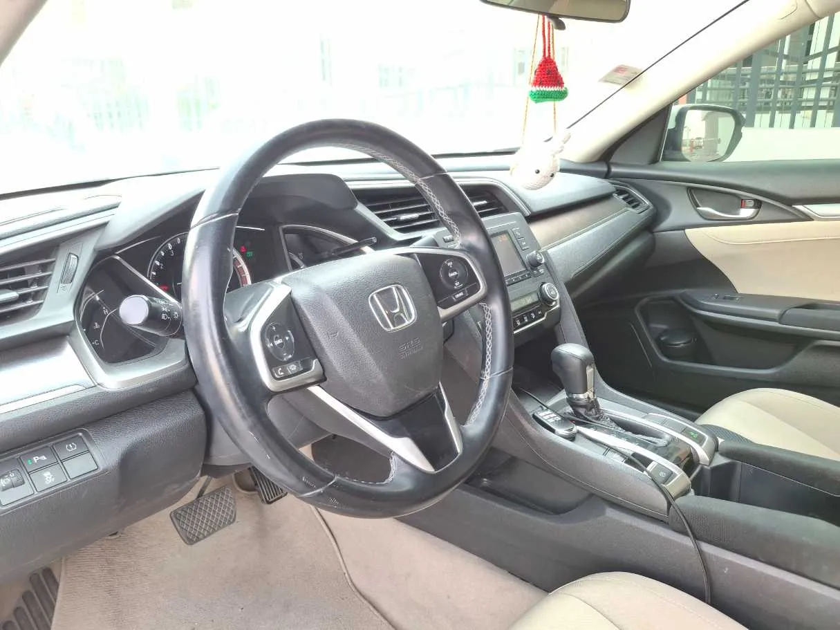 Car image 11