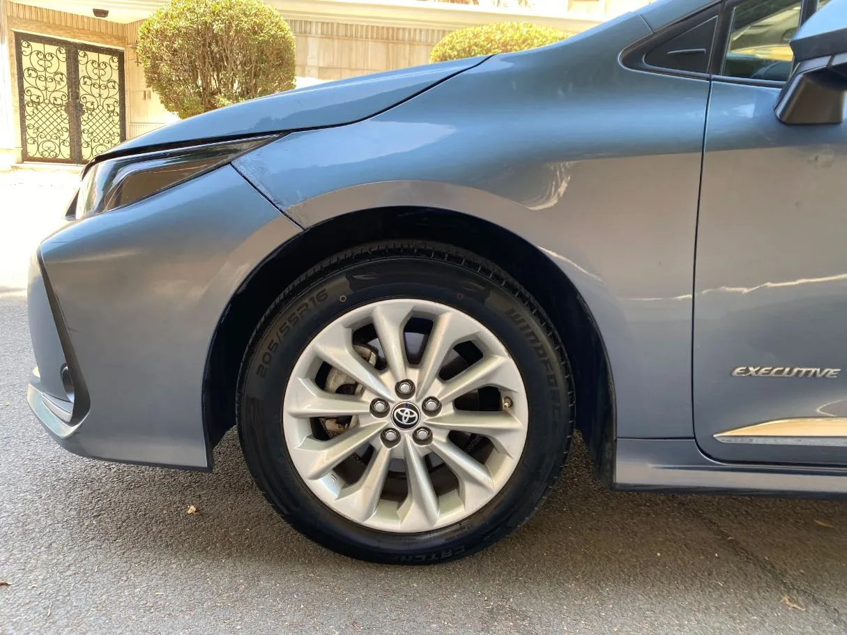 Car image 9