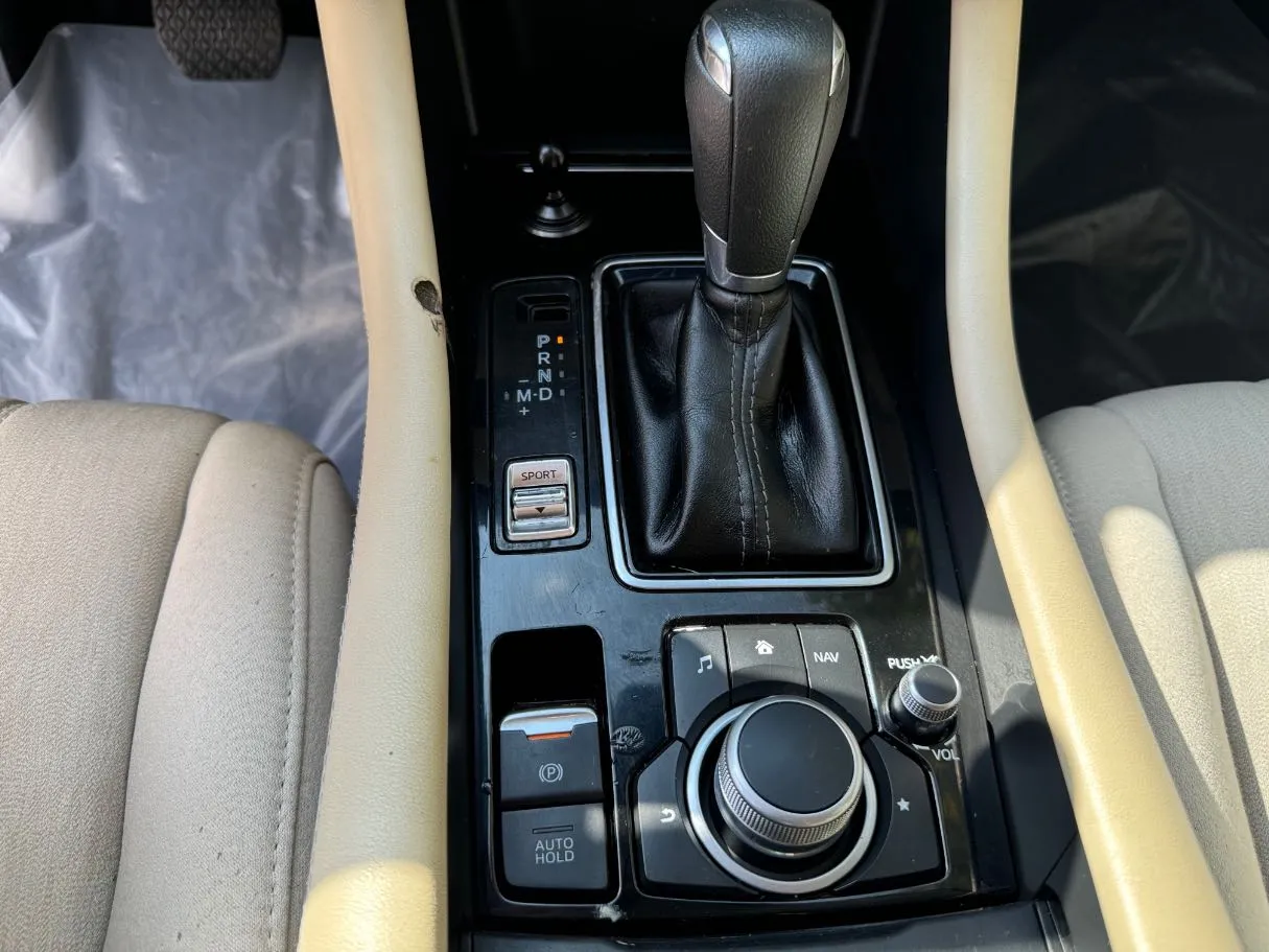 Car image 14