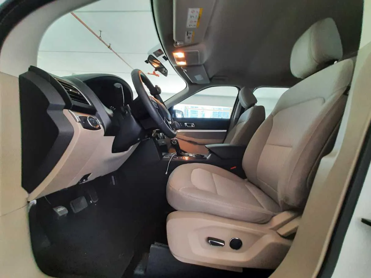 Car image 12