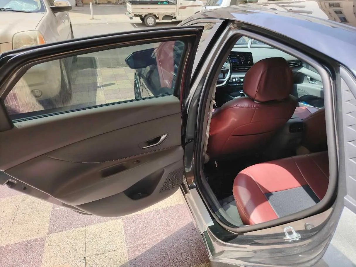 Car image 14