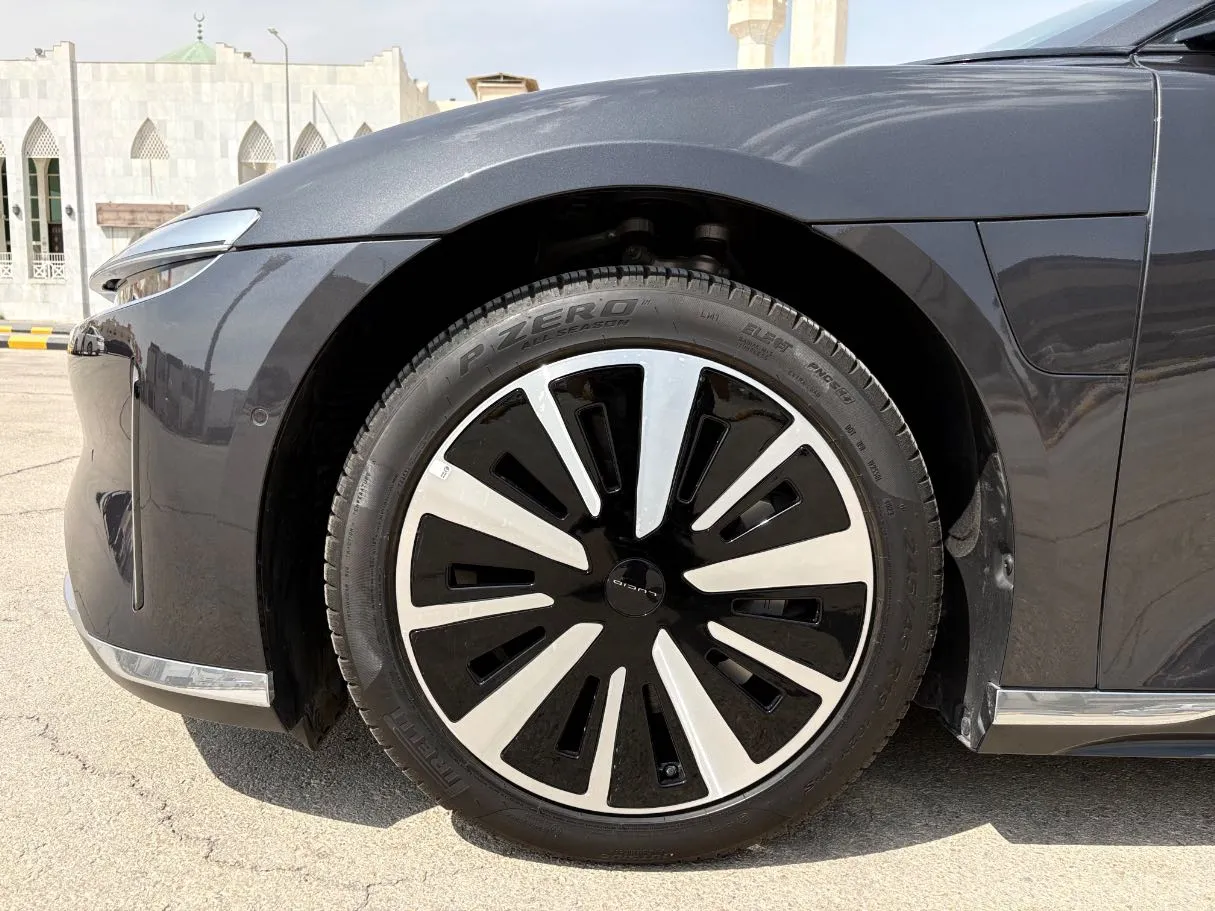 Car image 9