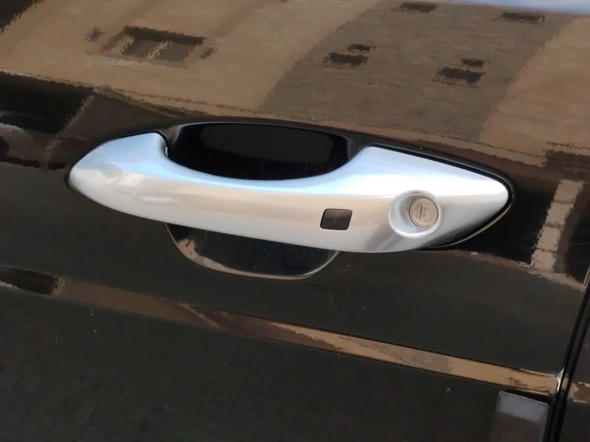 Car image 26
