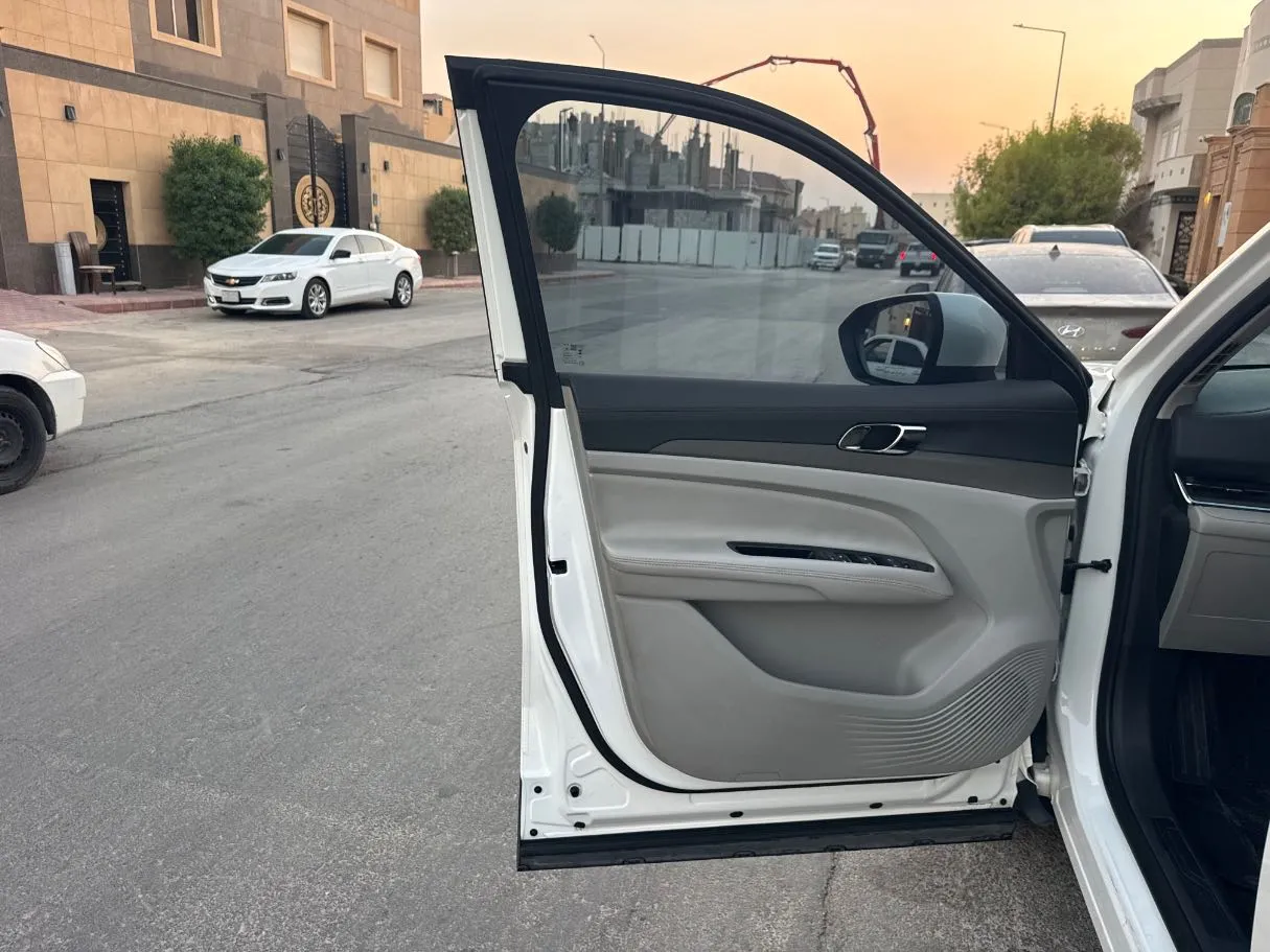 Car image 10