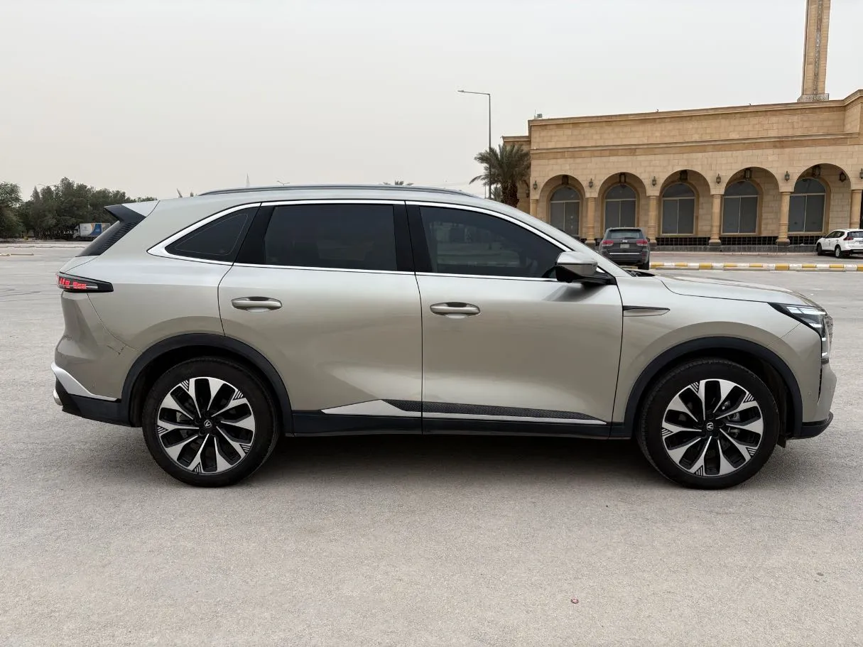 Car image 4
