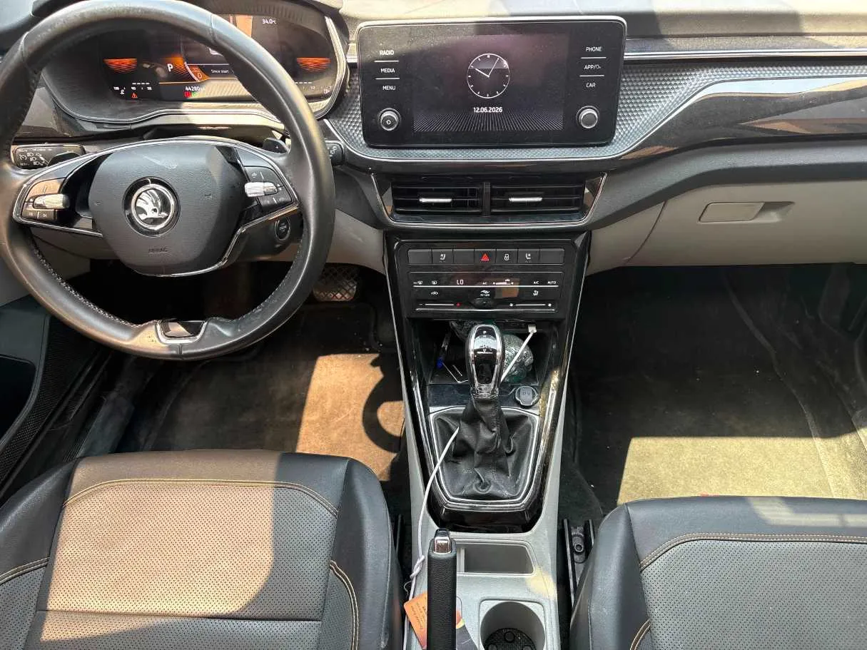 Car image 19