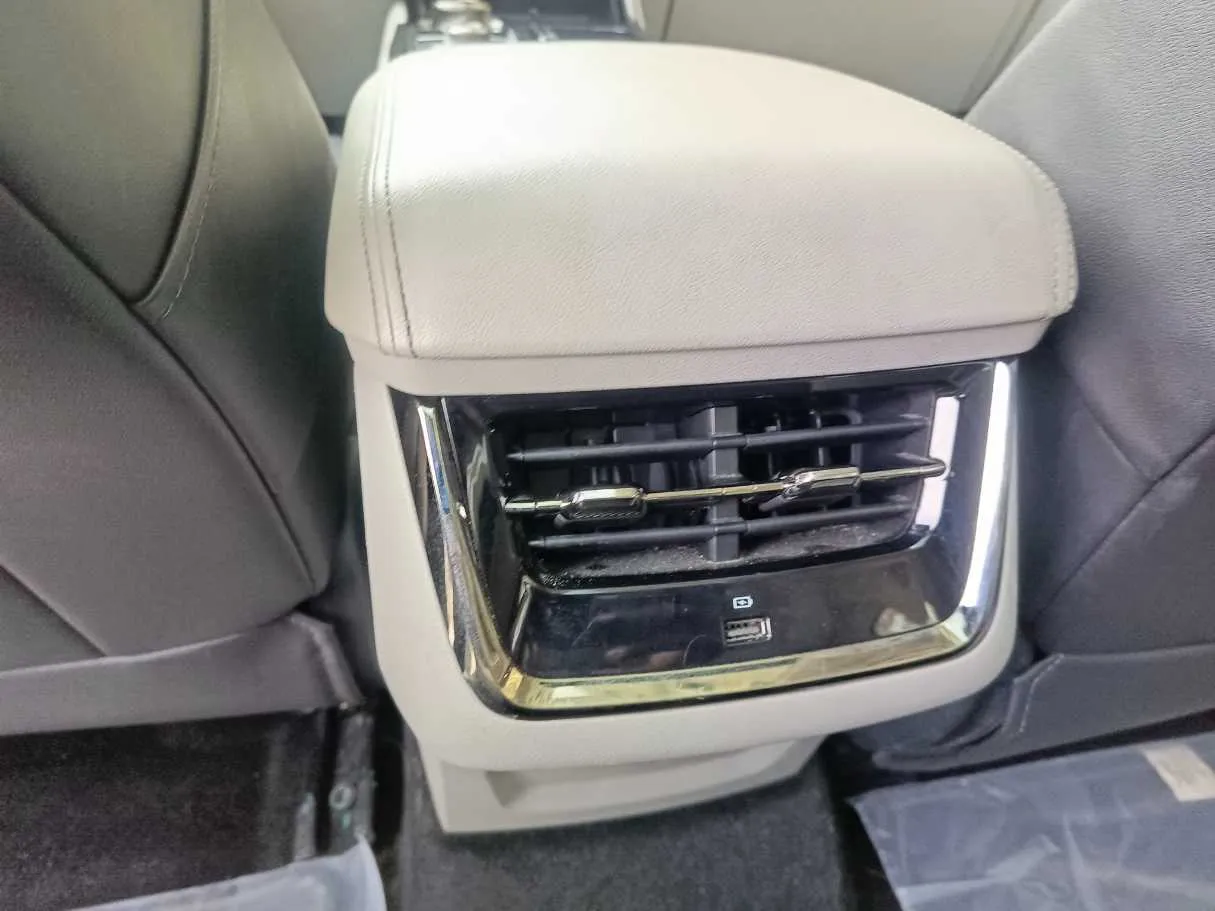 Car image 30