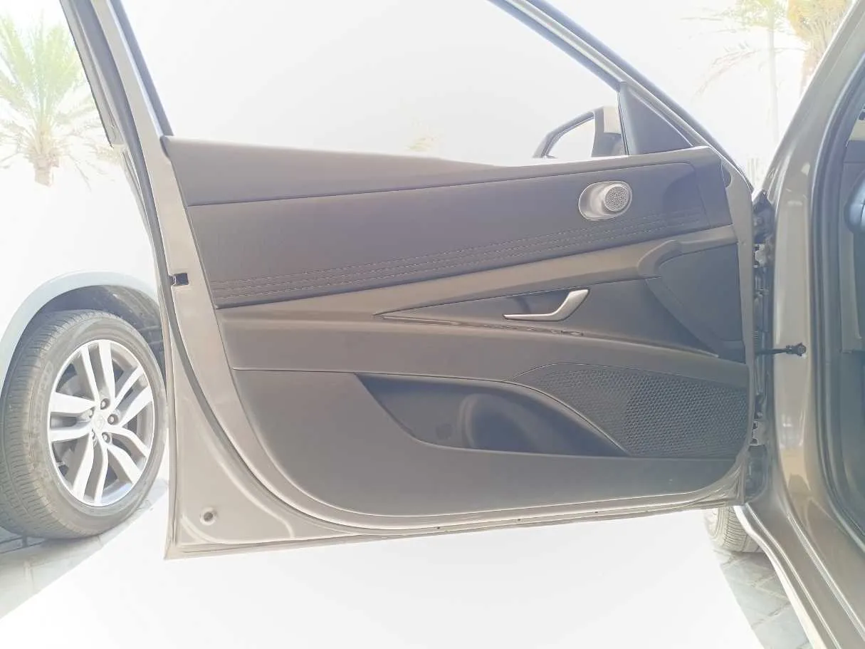 Car image 10
