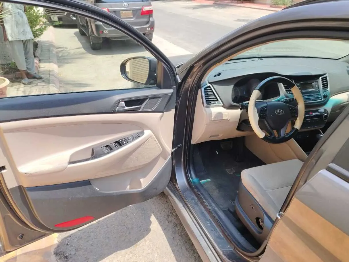 Car image 13