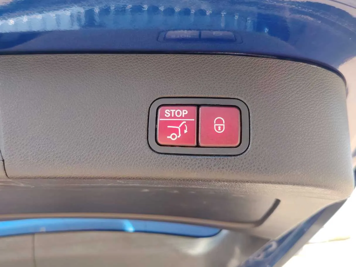 Car image 24