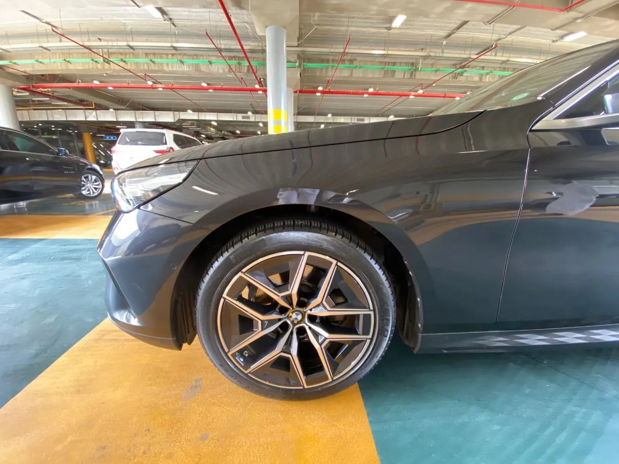 Car image 9