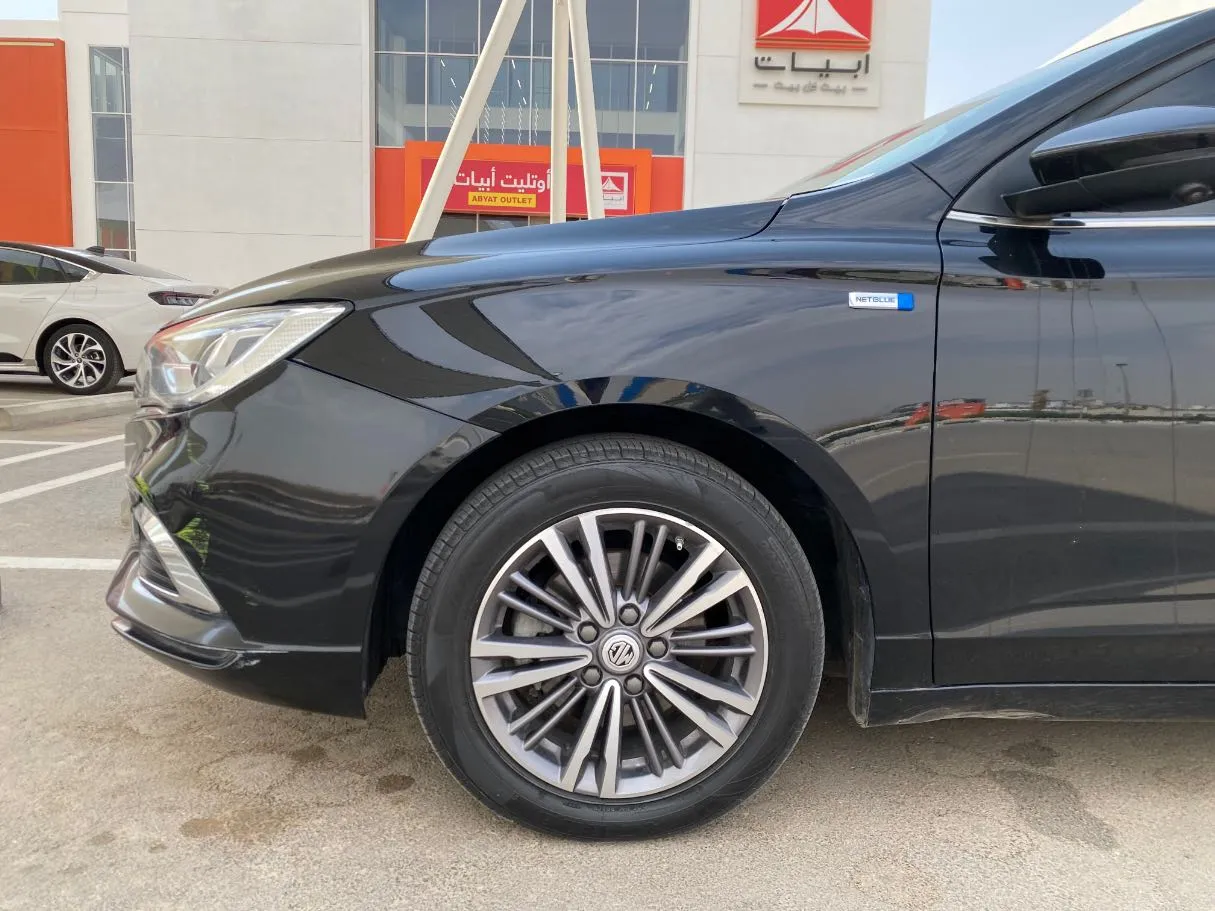 Car image 9