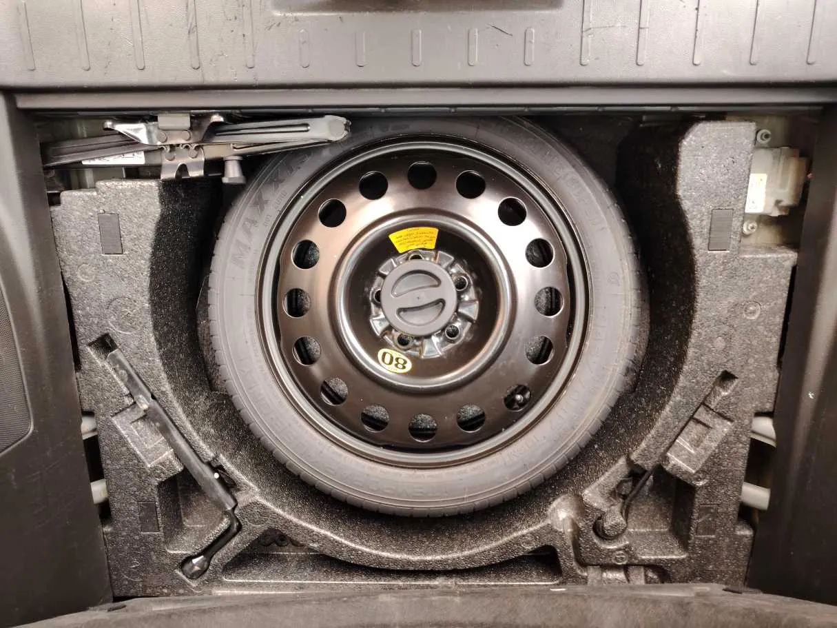 Car image 27