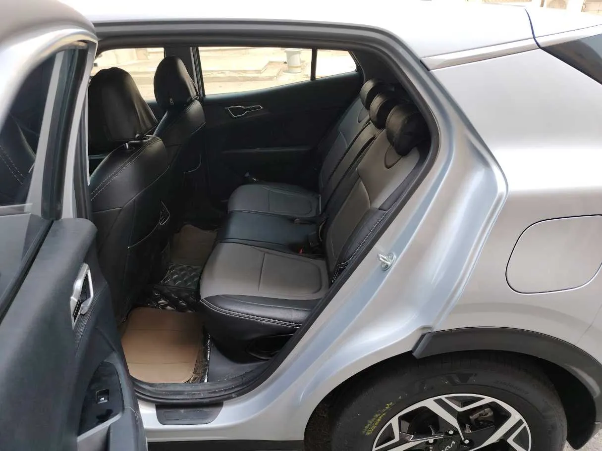 Car image 15