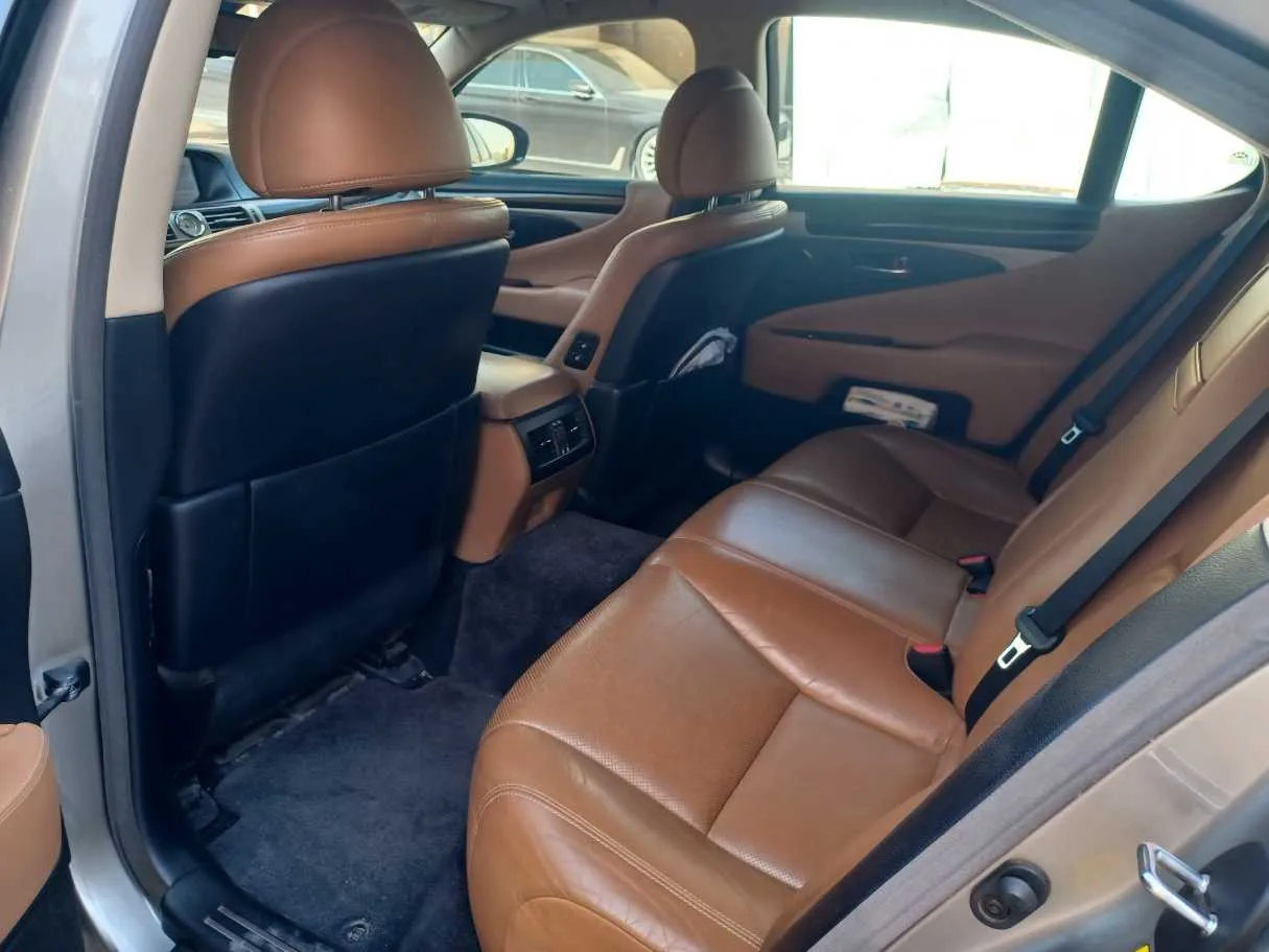 Car image 14