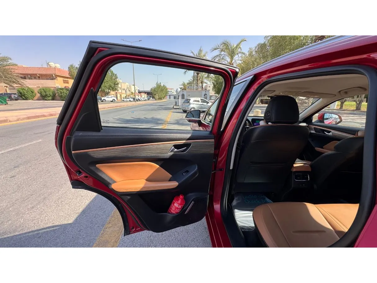 Car image 11