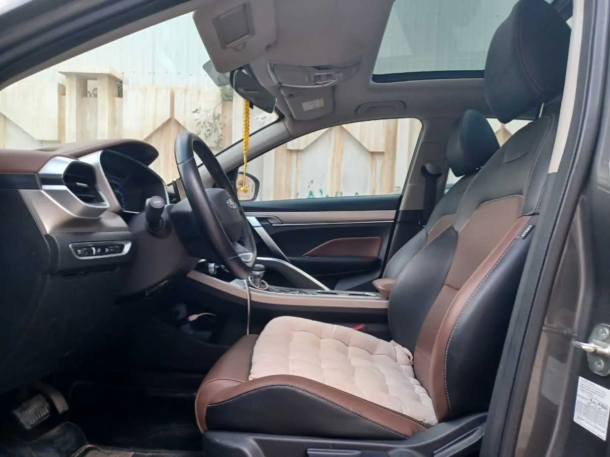 Car image 12