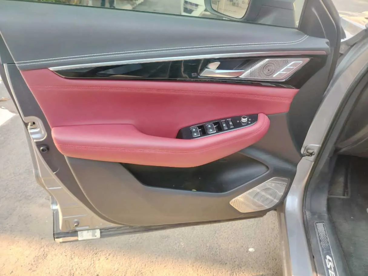 Car image 11