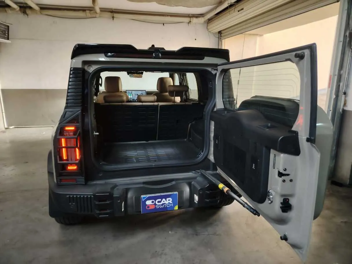 Car image 30