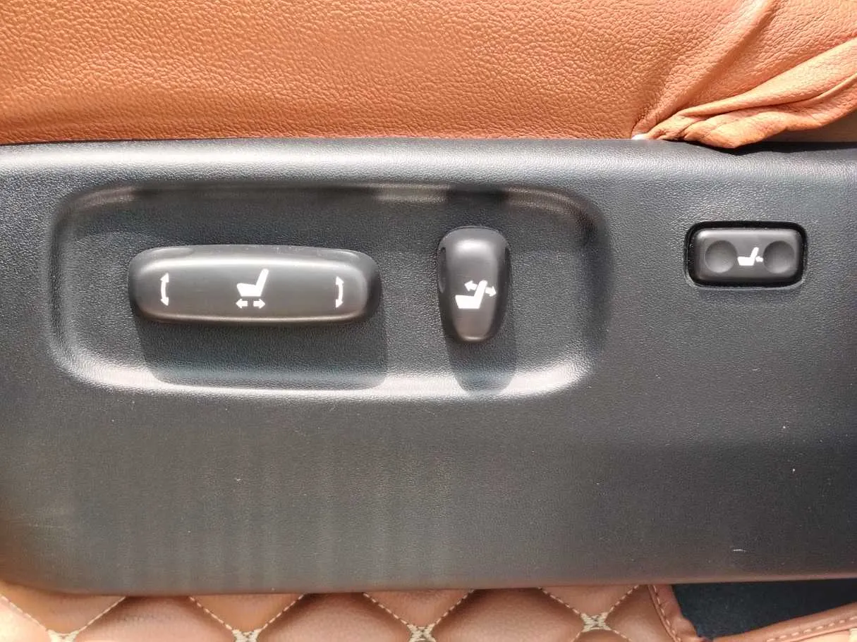 Car image 30