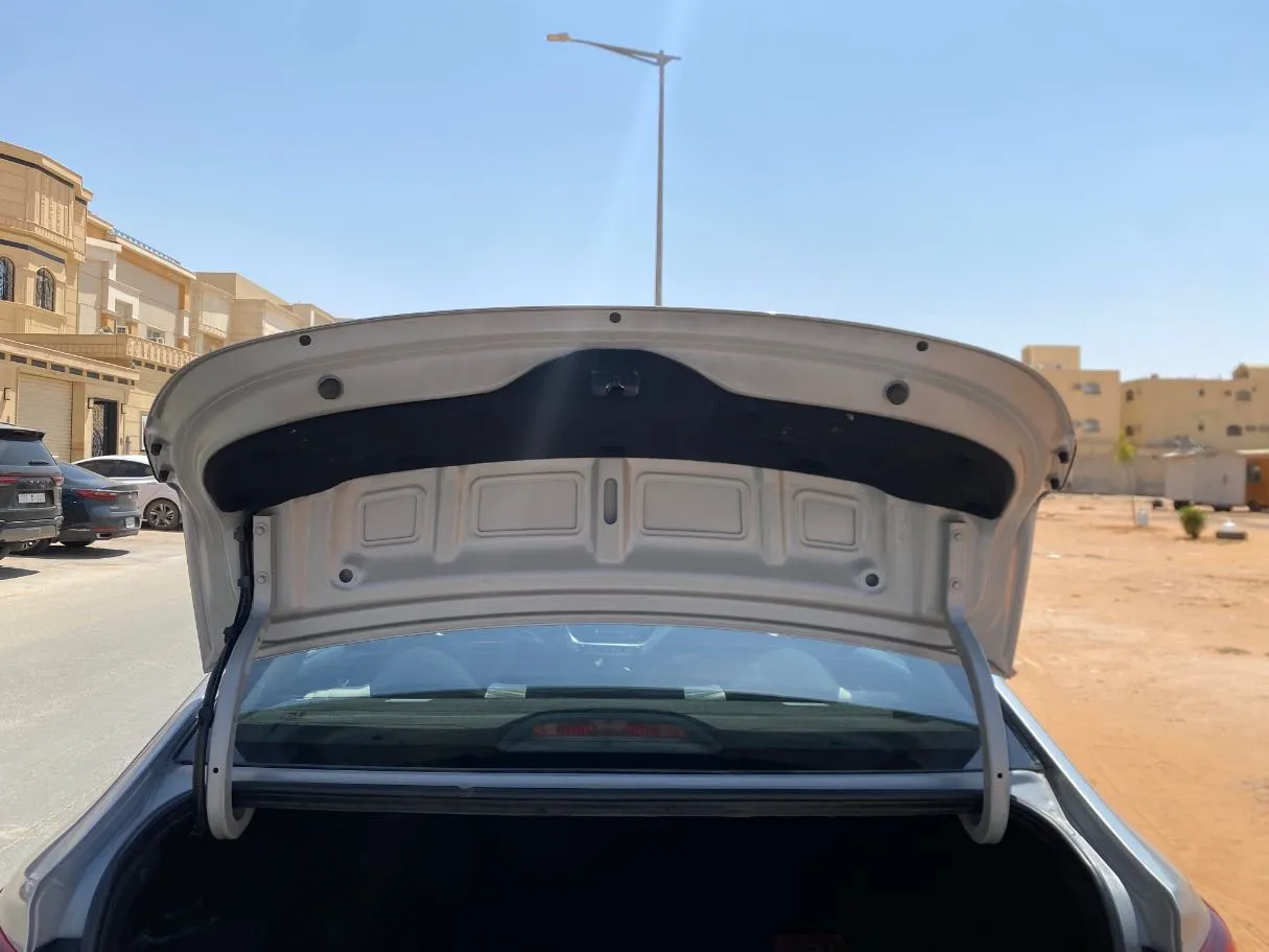 Car image 19