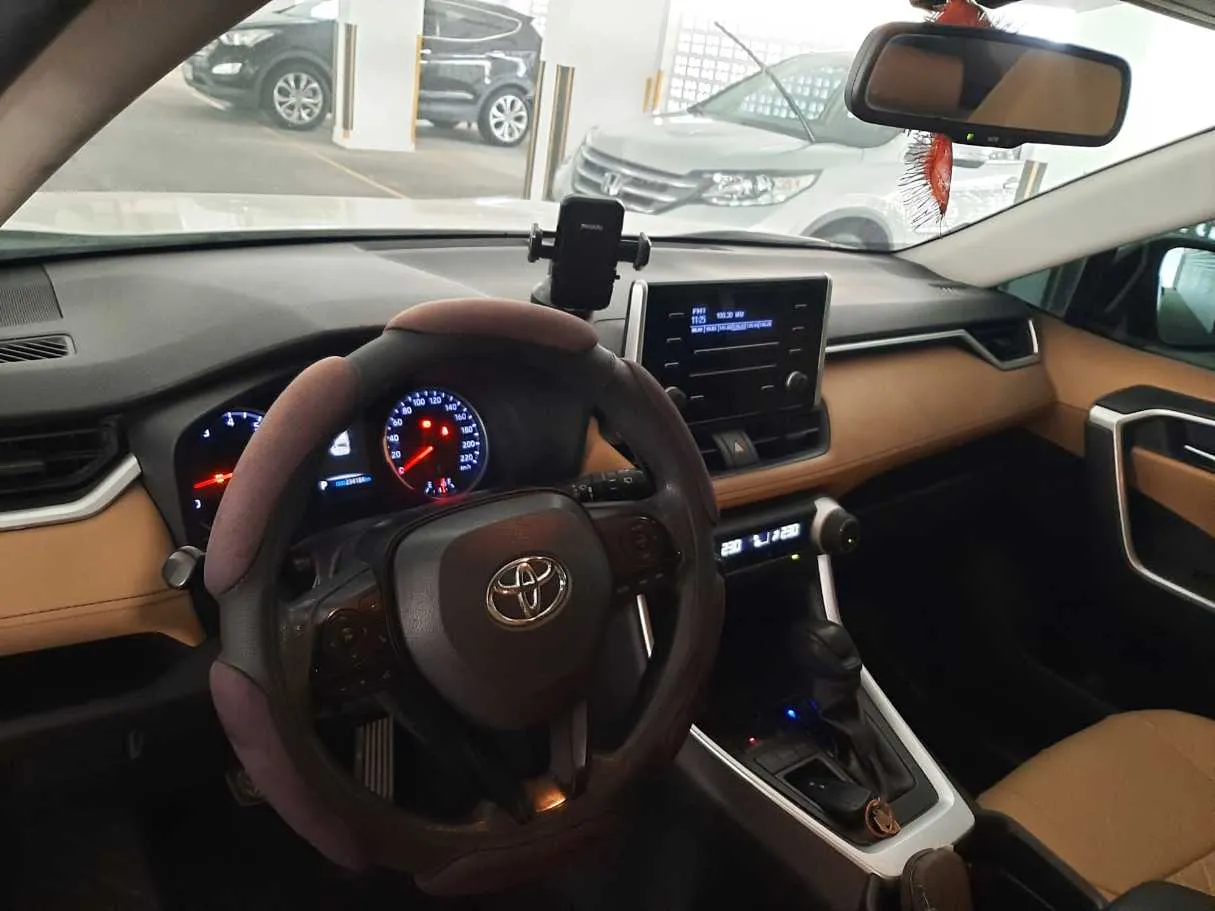 Car image 11