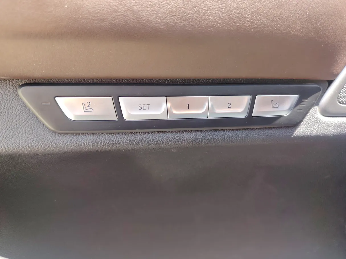 Car image 27