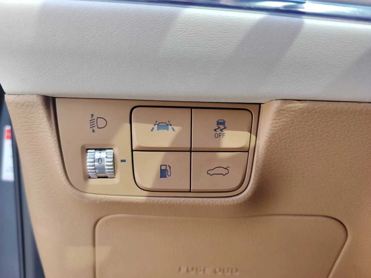 Car image 32