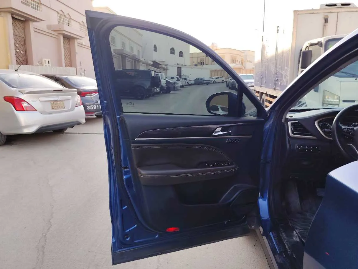 Car image 11