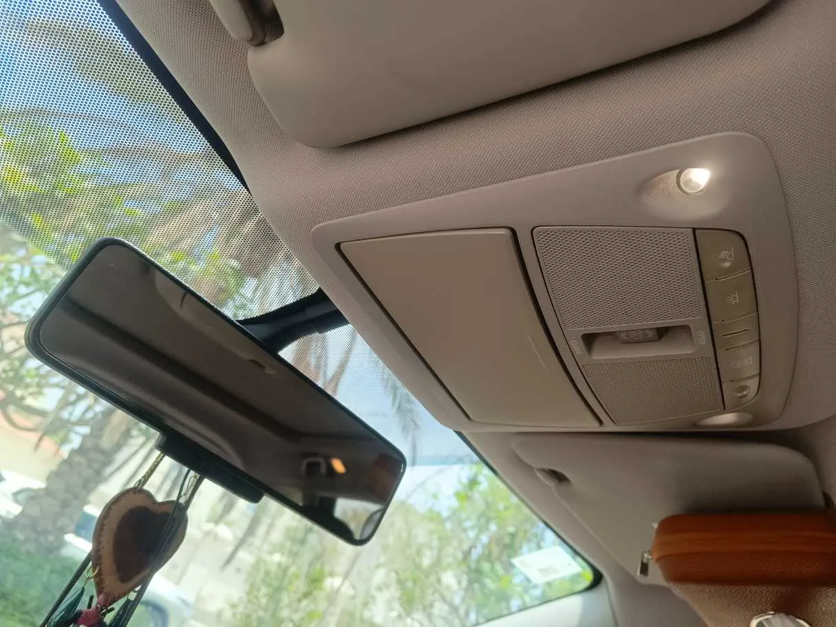 Car image 30