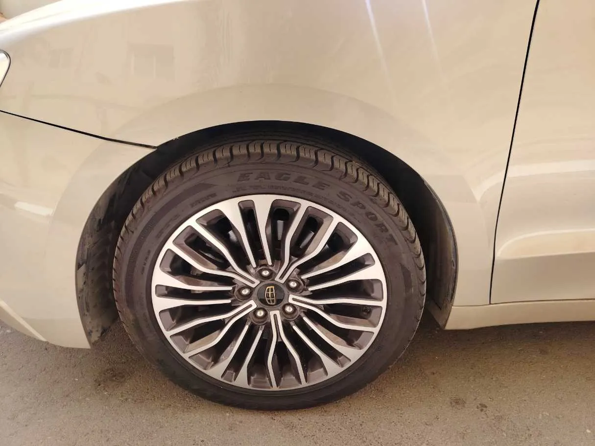 Car image 10