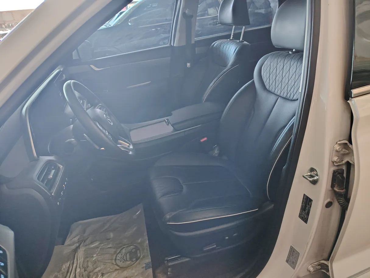 Car image 12