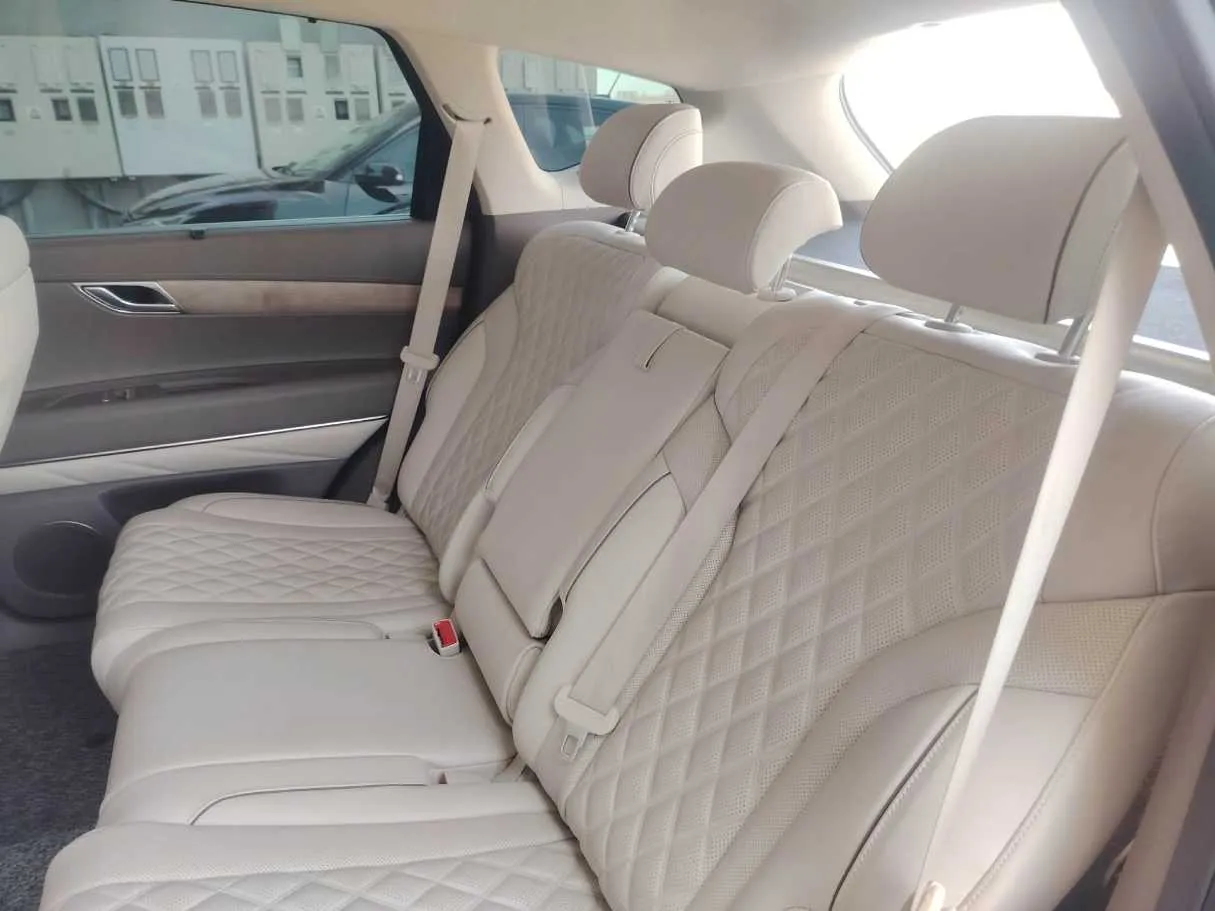 Car image 18