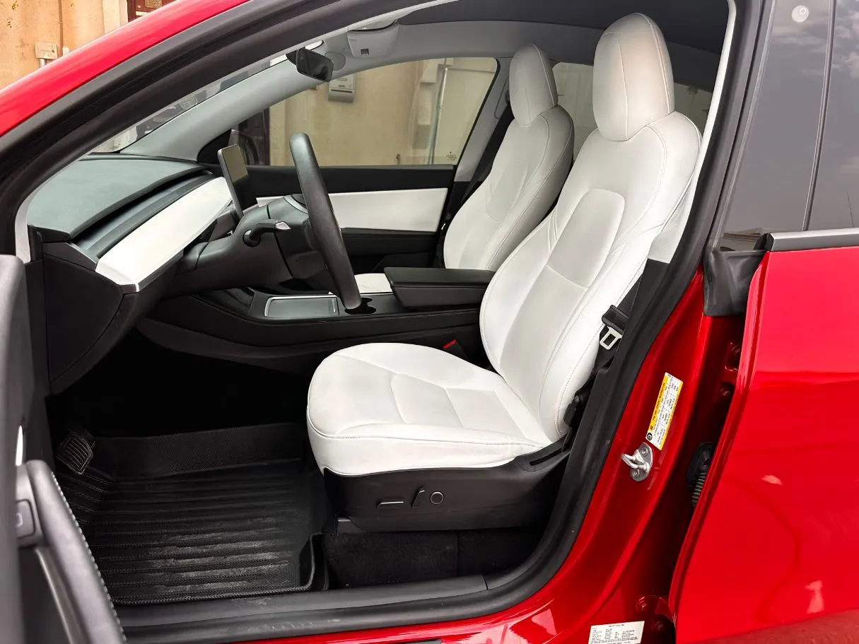 Car image 12