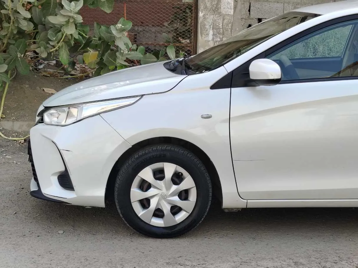 Car image 9