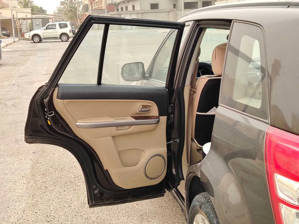 Car image 14