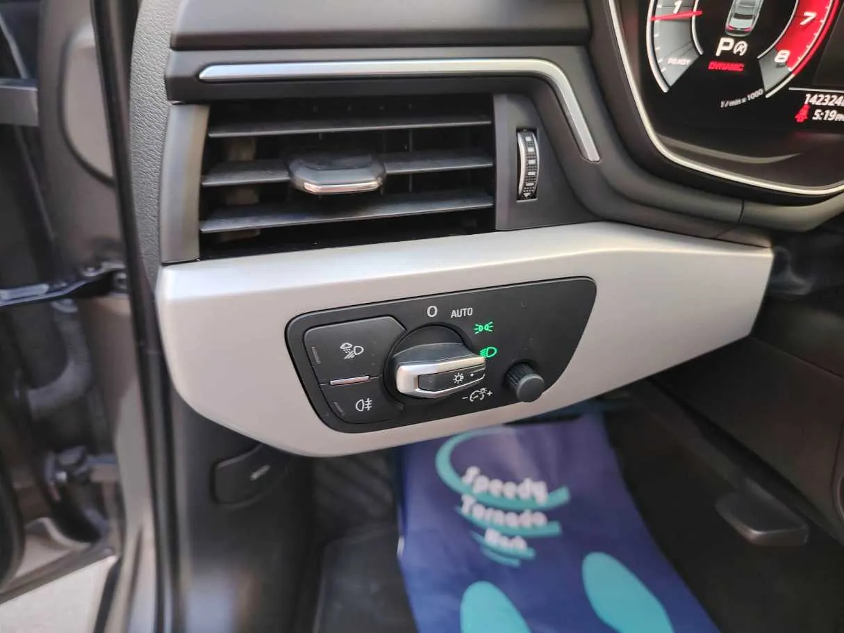 Car image 34