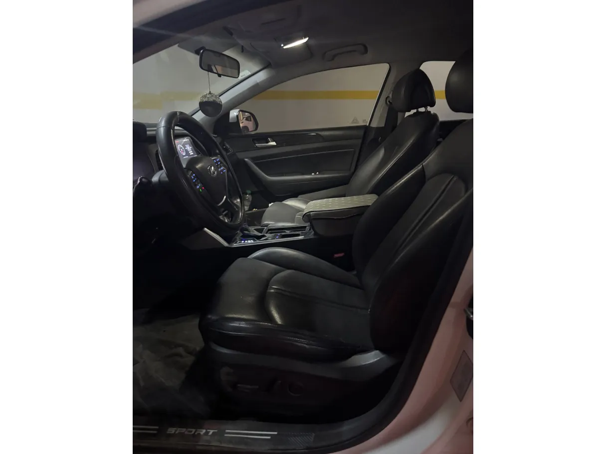 Car image 11