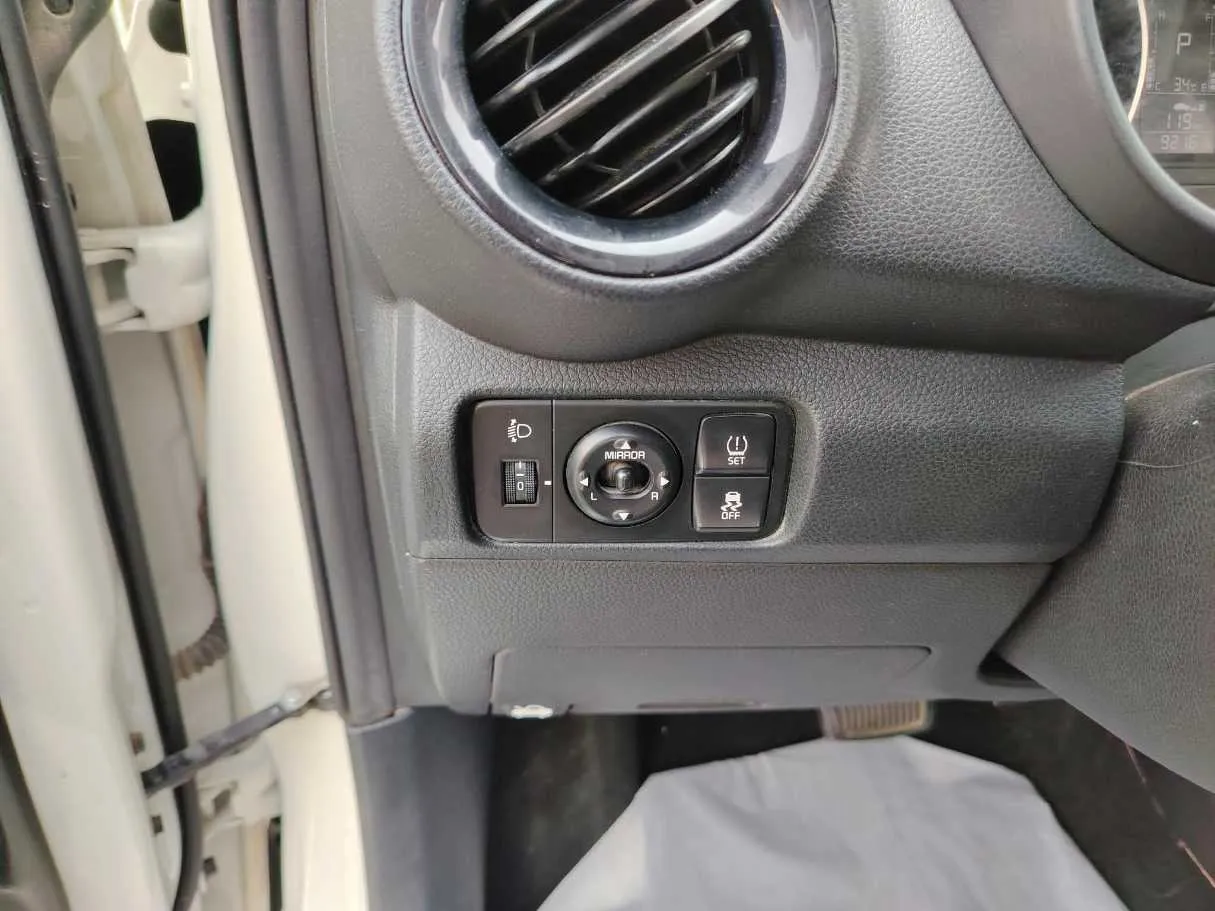 Car image 36