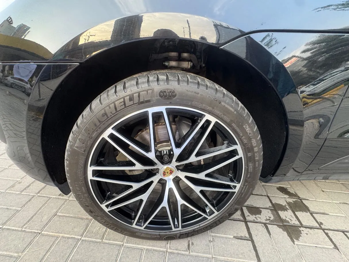 Car image 9