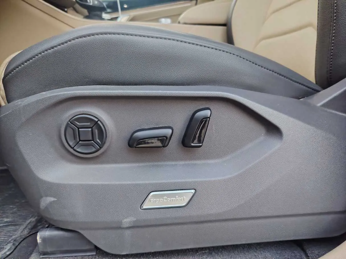 Car image 30