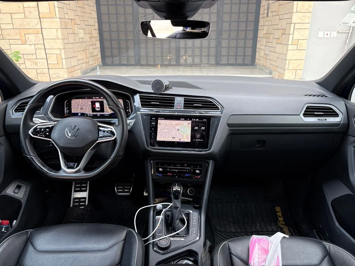 Car image 18