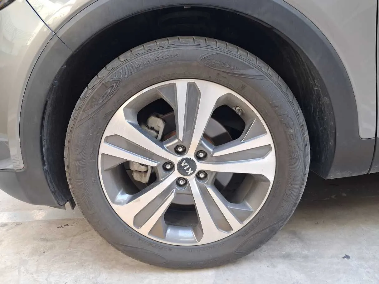 Car image 9