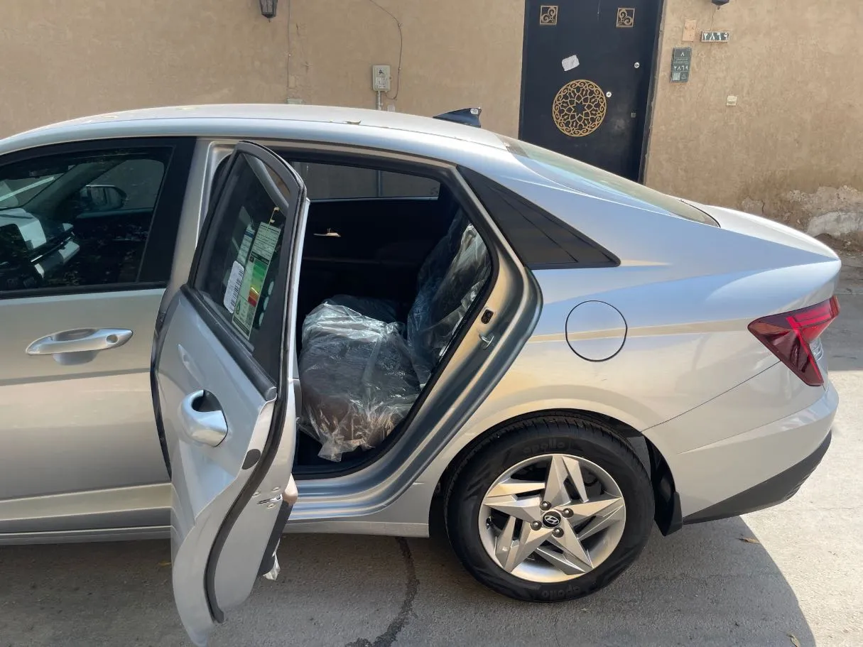 Car image 15