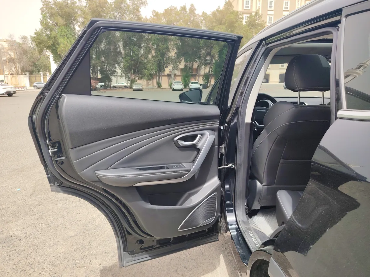 Car image 14