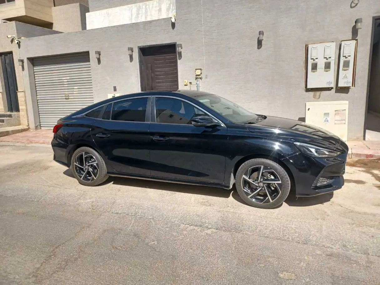 Car image 4