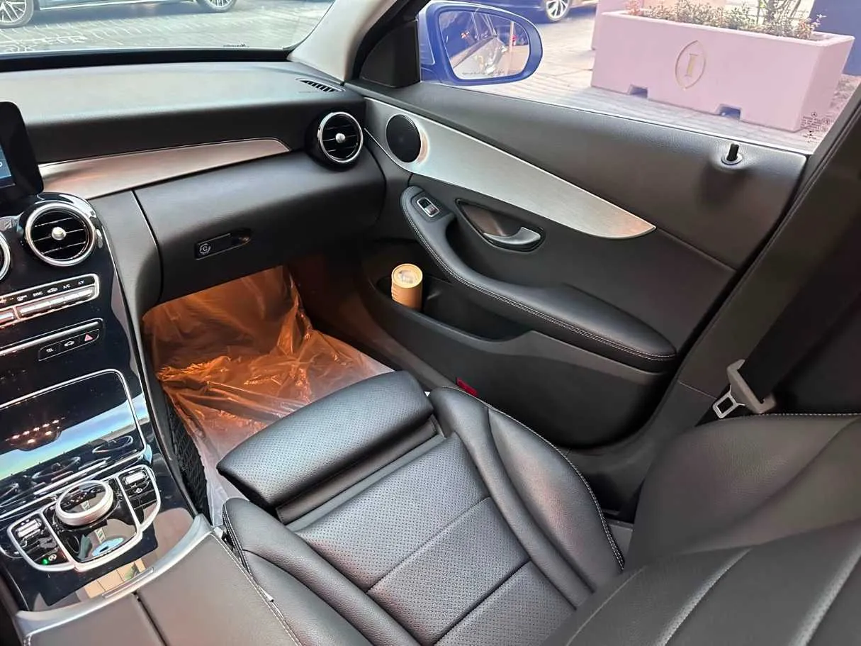 Car image 26
