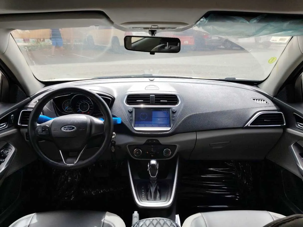 Car image 18
